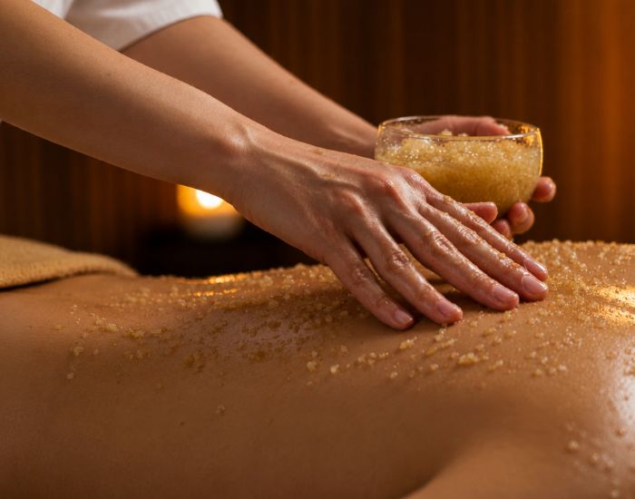 Massagem Ayurveda — esfoliação com gergelim